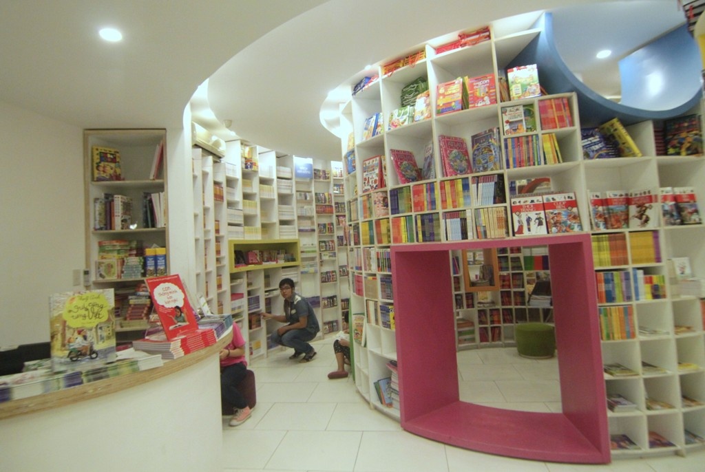 Ben trong nha sach dep nhat Sai Gon hinh anh