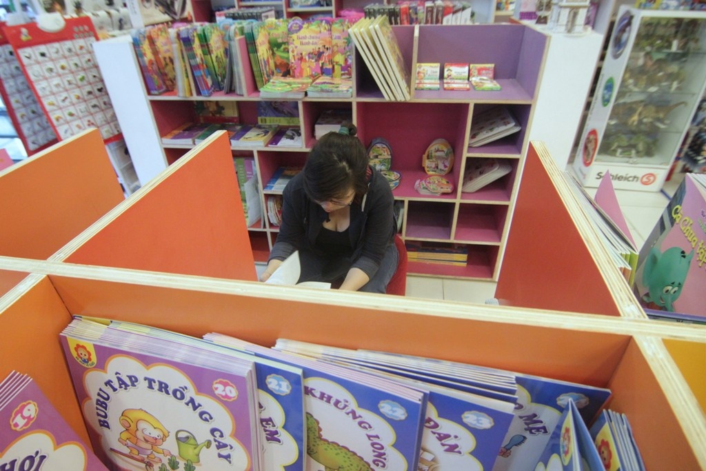 Khu vực sách thiếu nhi cũng thu hút cả người lớn tham quan, say sưa đọc sách.