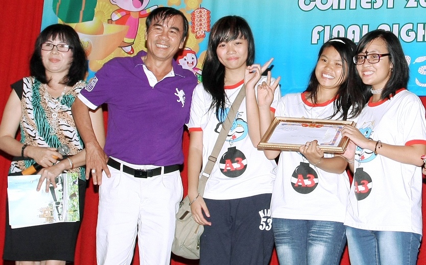 Thầy Việt luôn gần gũi với học trò.