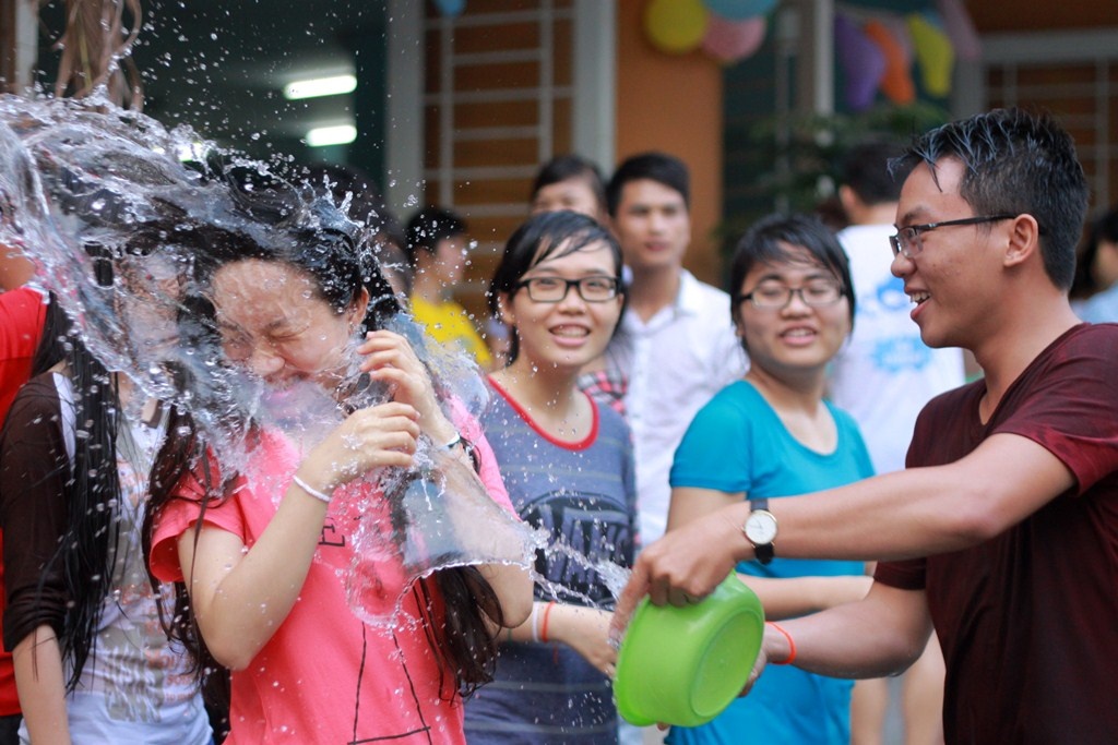 Sinh vien uot sung trong Tet Lao tai Sai Gon hinh anh