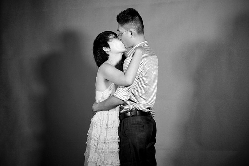 Nhiều bạn trẻ lần đầu gặp mặt, gắn két với nhau bằng một nụ hôn.