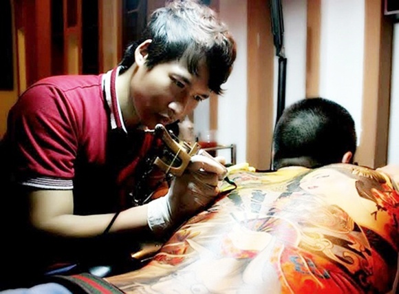 4 chang trai chap nhan mao hiem theo duoi dam me hinh anh