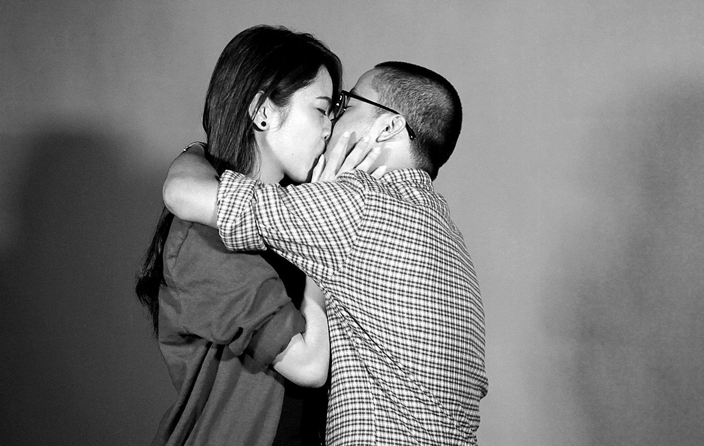 Clip nu hon dau phien ban Viet hinh anh