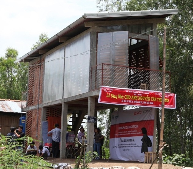 9X lam nha chong lu 100 trieu dong cho nong dan mien Tay hinh anh