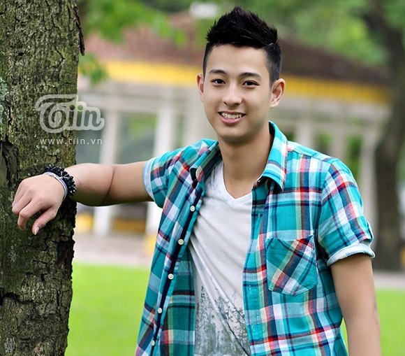 Hot boy cau long cao 1m83 hinh anh