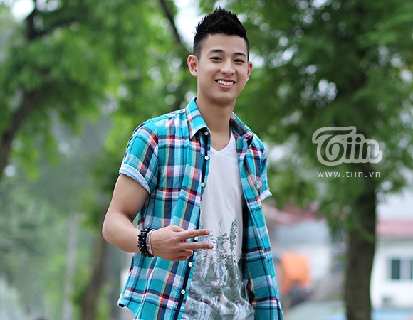 Hồng Nam nổi bật với vóc dáng cao lớn và chiều cao khủng 1m83.