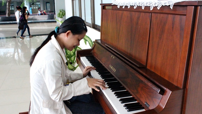 Bạn sinh viên này nói rất thích chơi đàn piano và mới học được các nốt cơ bản từ những người bạn cùng đam mê hướng dẫn.