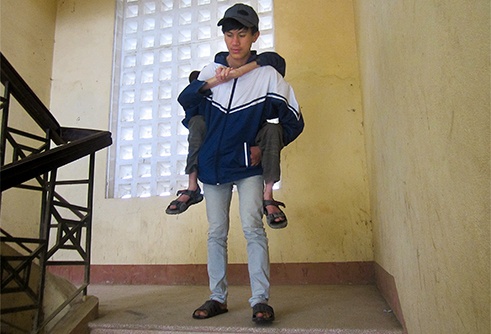 Cau hoc tro ngheo 5 nam cong ban den truong hinh anh