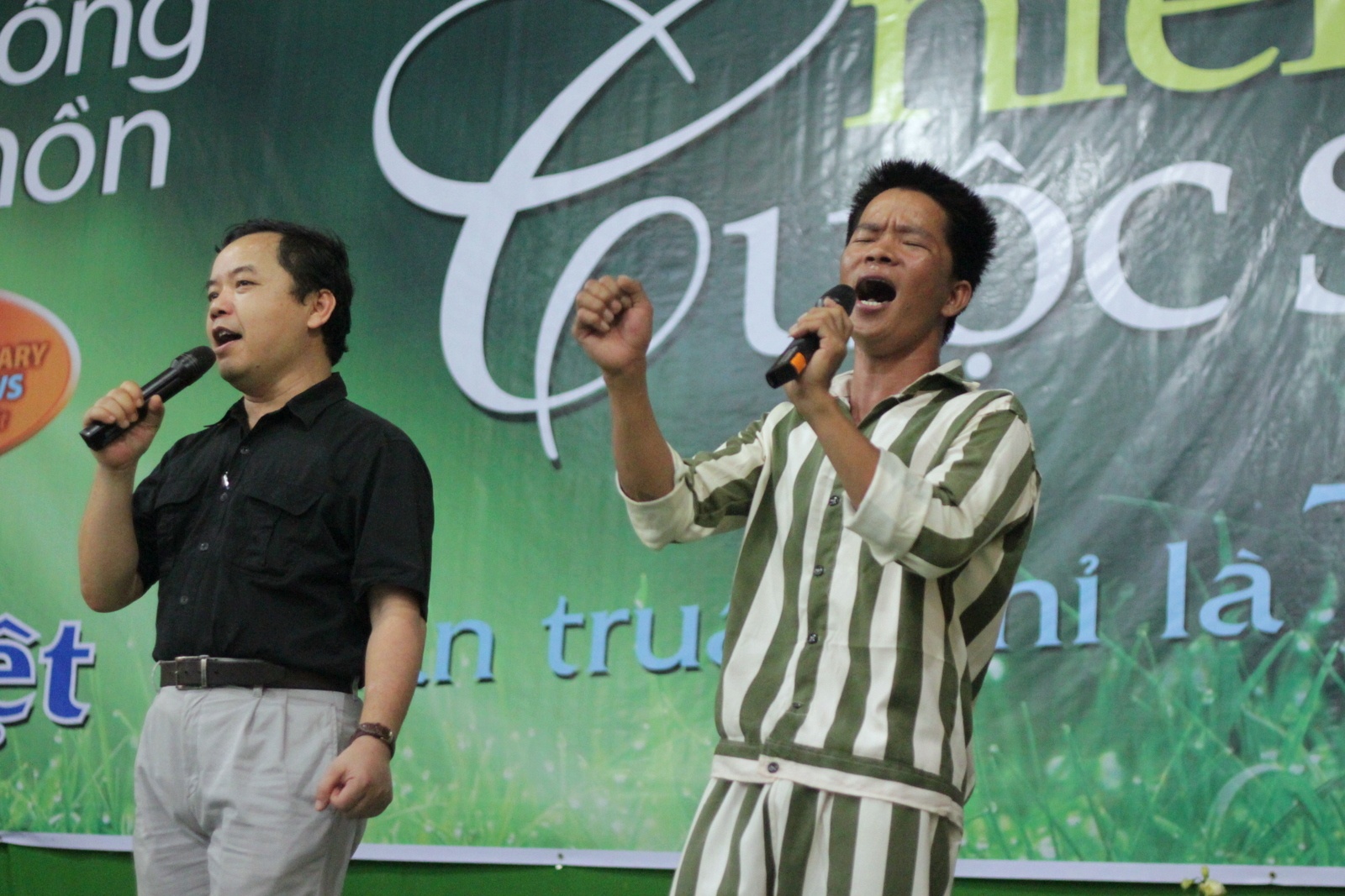 Một tiết mục văn nghê do phạm nhân biểu diễn.