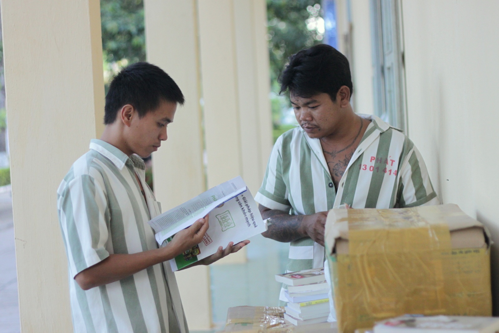 Tang sach cho pham nhan trai giam Xuyen Moc hinh anh