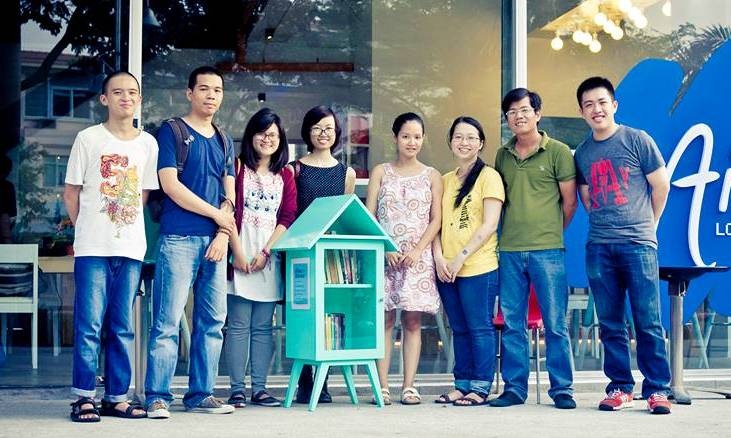 Gioi tre Sai Gon lap tu sach mien phi o noi cong cong hinh anh