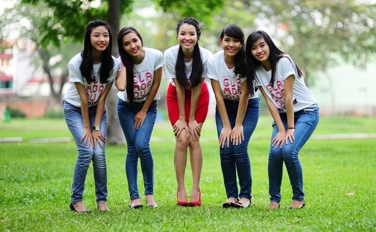 17 nu sinh tai sac DH Ngoai thuong tuoi tan trong nang he hinh anh