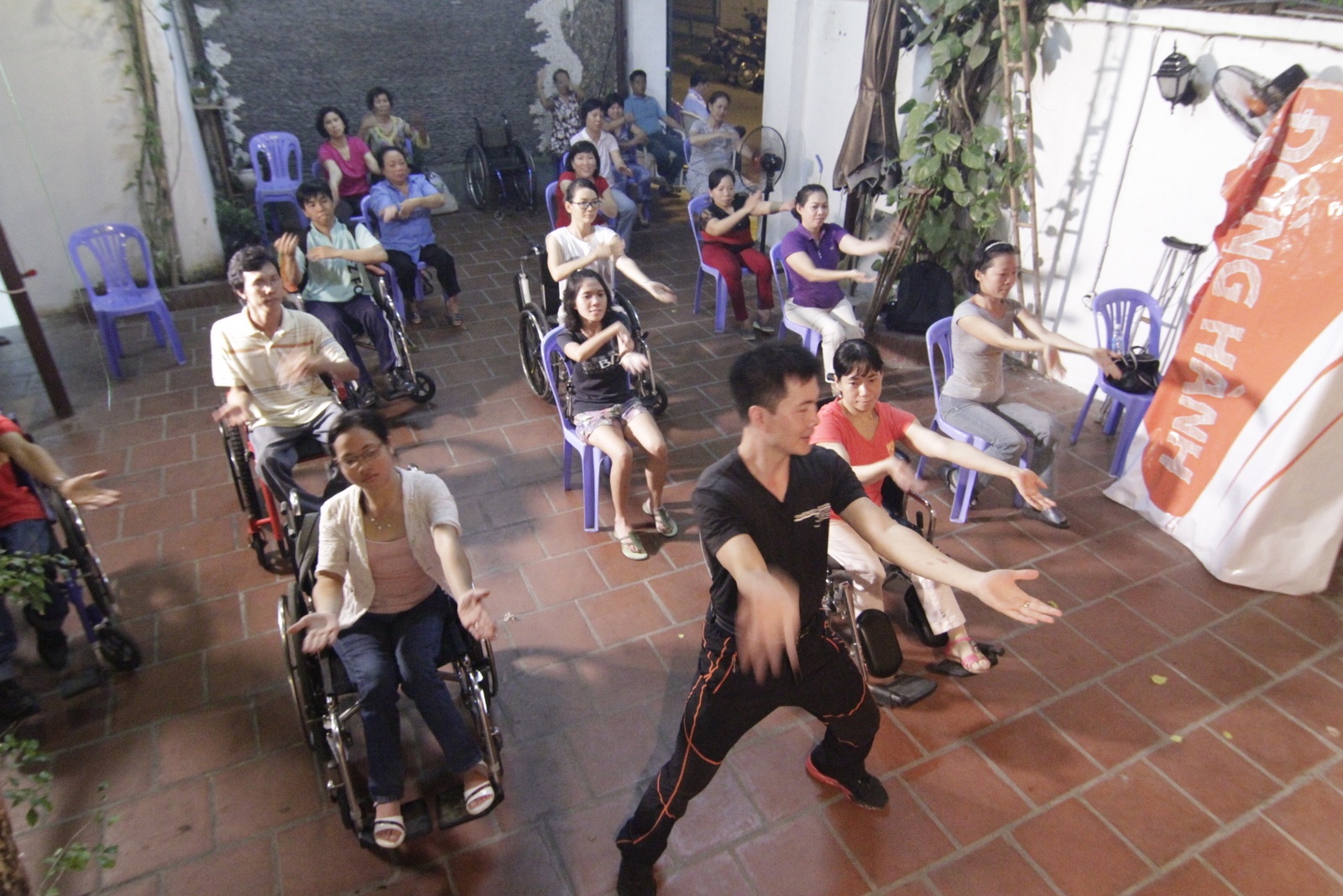 Lop hoc khieu vu tren xe lan mien phi cho nguoi khuyet tat hinh anh