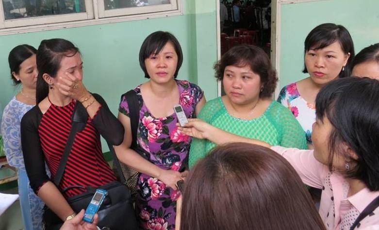 Giao vien bat khoc khi truong bi giai the hinh anh