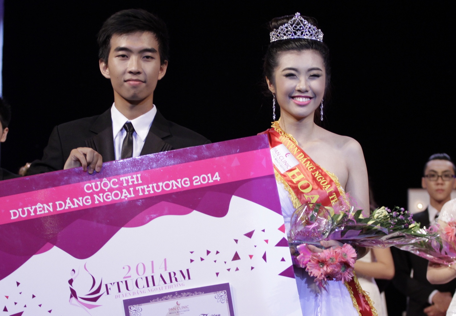 Lan Vy dang quang hoa khoi DH Ngoai thuong TP.HCM hinh anh