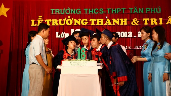 Học sinh Trường THCS-THPT Tân Phú, quận Tân Phú, TP.HCM thổi nến trưởng thành tuổi 18 tại buổi lễ trưởng thành, tri ân tối 10/5.