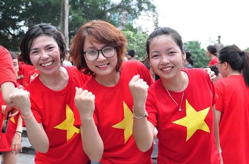 200 nguoi phu sac do nhay flashmob huong ve Bien Dong hinh anh