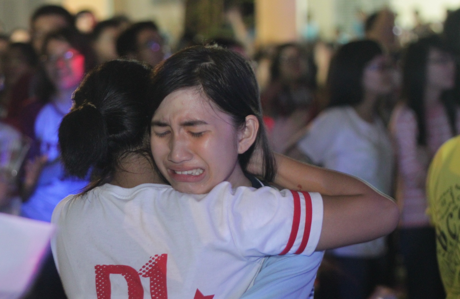 Hoc sinh Le Hong Phong khoc nuc no trong le truong thanh hinh anh