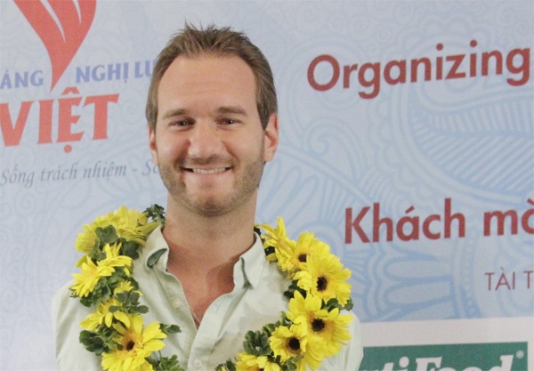 Nick Vujicic tin vao cong ly o Bien Dong hinh anh