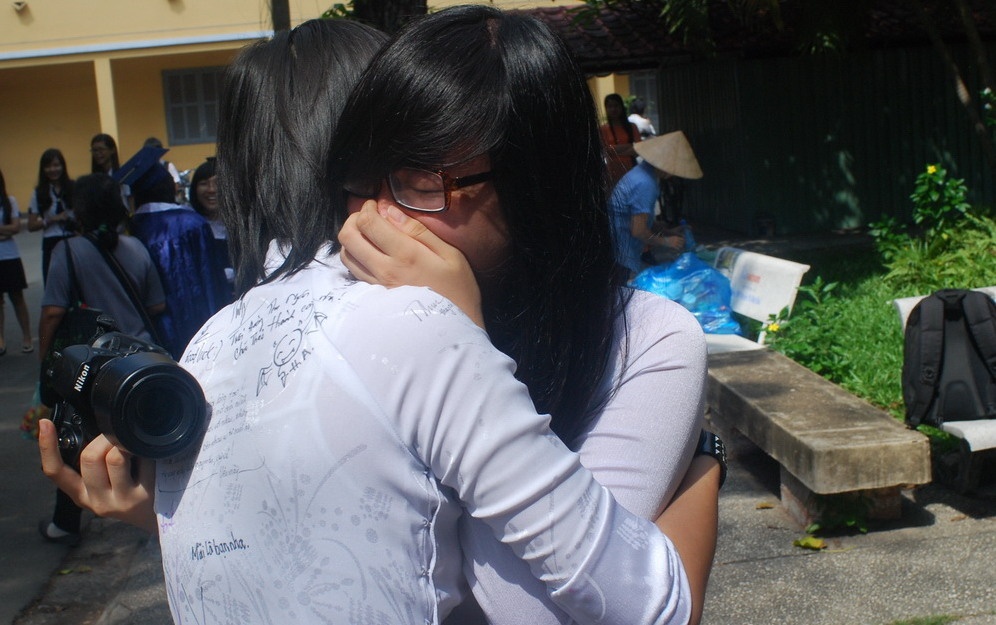 Nu cuoi, nuoc mat cua hoc tro truong Nguyen Thi Minh Khai hinh anh