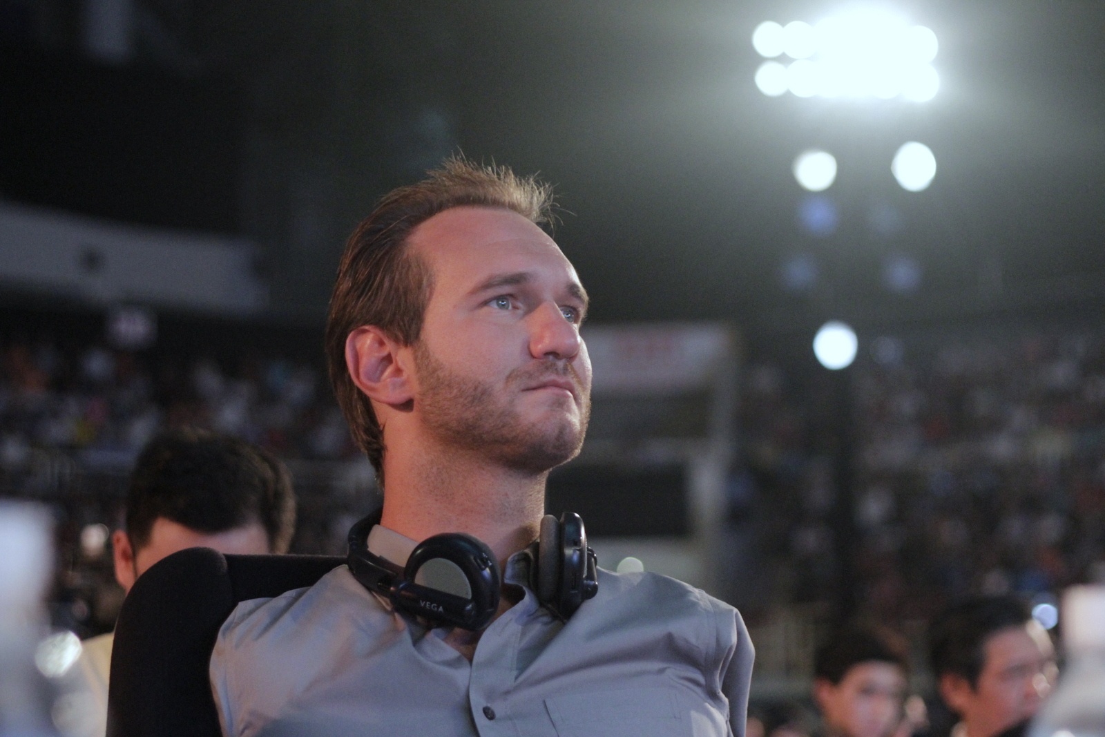 Nick chăm chú theo dõi câu chuyện về những người Việt giàu nghị lực sống.