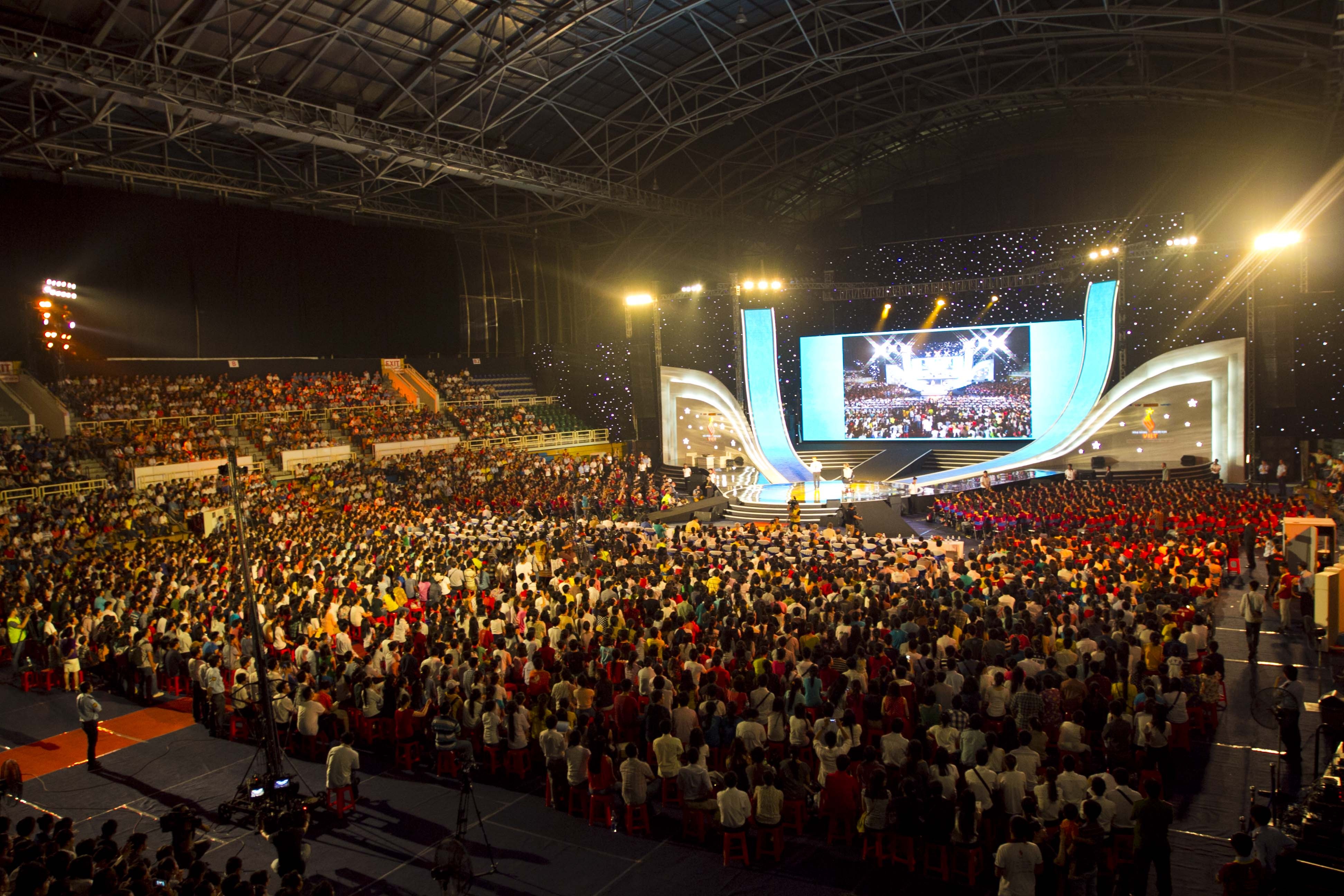Hàng ngàn khán giả đến từ sớm để được gặp Nick Vujicic.