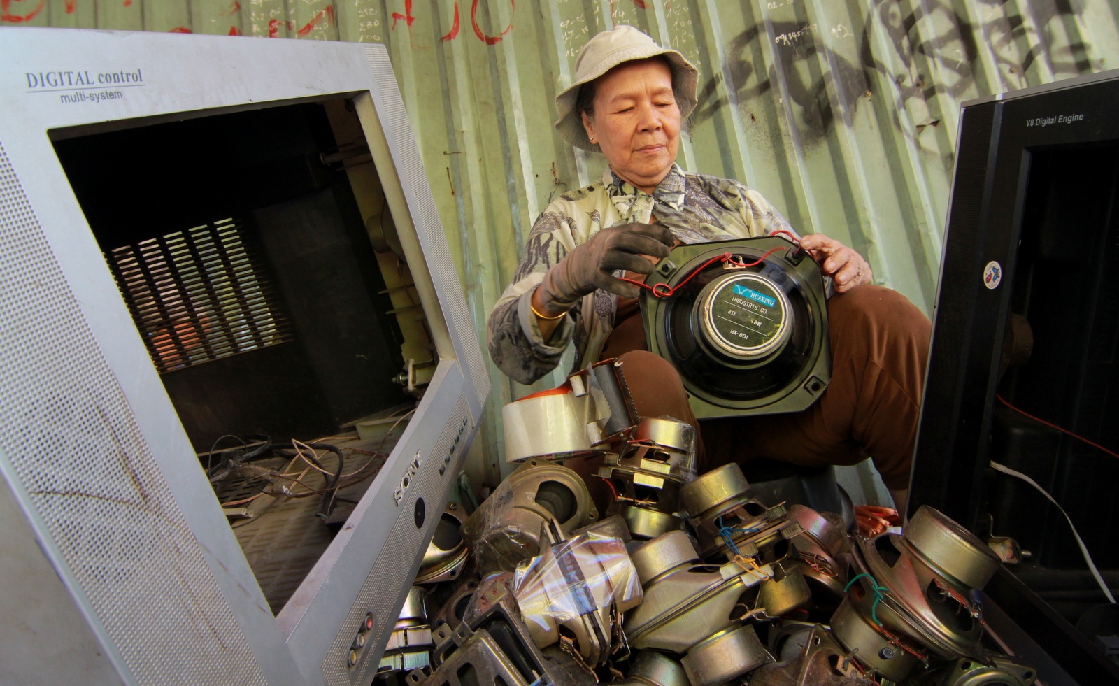 Giá trị nhất là vỏ ti vi. Mỗi vỏ bà thu mua với giá khoảng 100 ngàn đồng bà và bán đi thì lời được 10 - 15 ngàn/đồng.