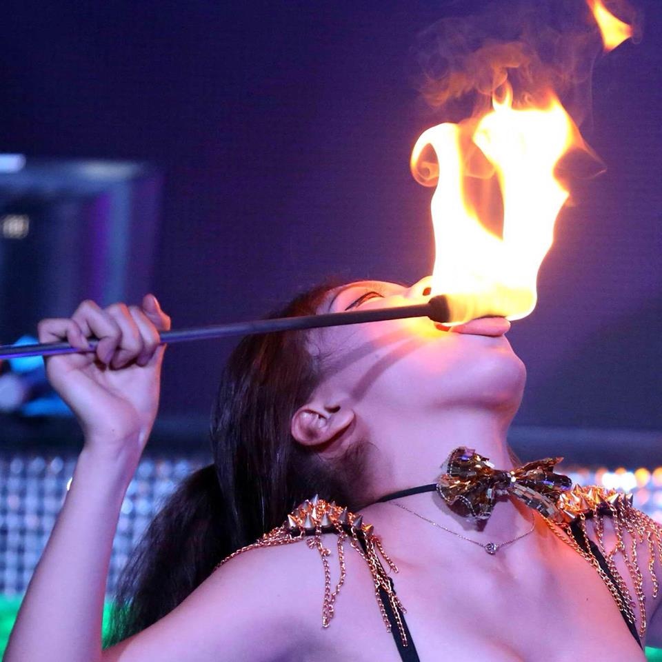 Mỹ Kim từng bị tai nạn nặng khi thực hiện động tác nuốt lửa.