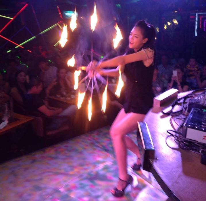 Công việc múa lửa đòi hỏi phải có độ lì cao.