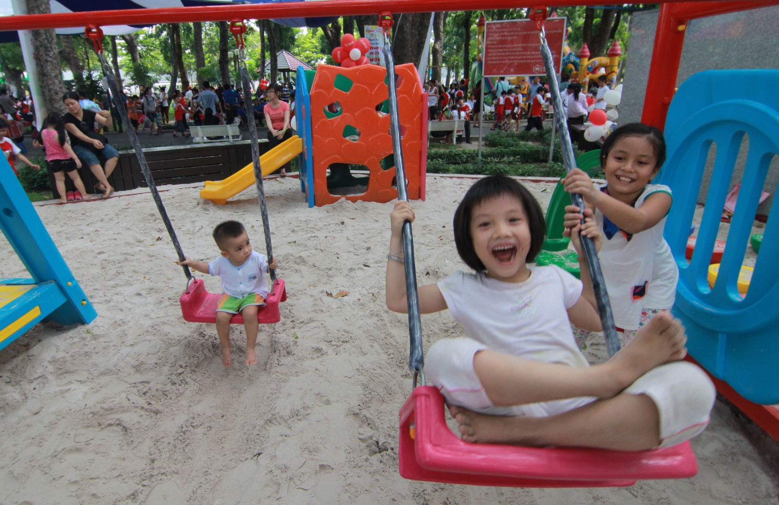 350 tre em ngheo don Quoc te thieu nhi o cong vien hinh anh