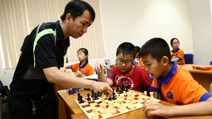 Do tien cho con hoc he hinh anh