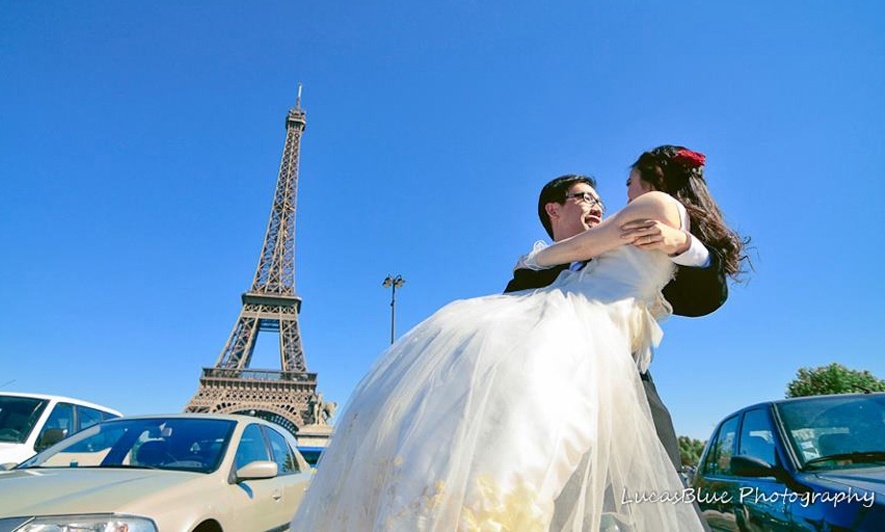 Bo anh tinh yeu ngot ngao duoi thap Eiffel hinh anh