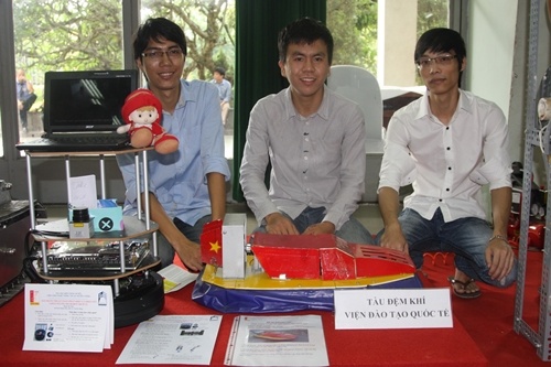 Sinh vien Bach khoa thiet ke mo hinh tau dem khi hinh anh