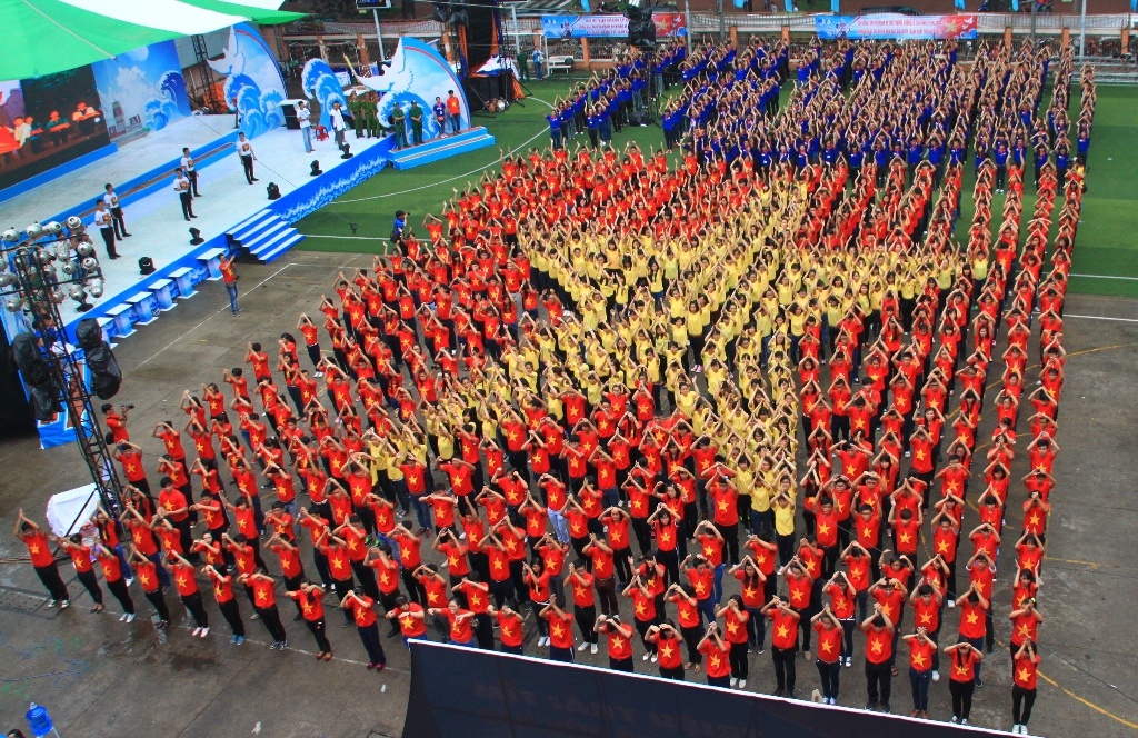 1.000 ban tre TP.HCM xep hinh co do, sao vang va hat Quoc ca hinh anh