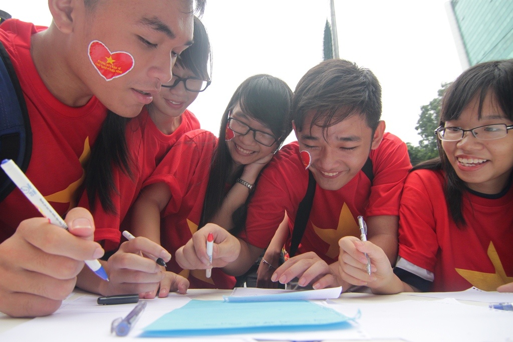 Các bạn trẻ viết thông điệp của mình về tình hình biển đảo.