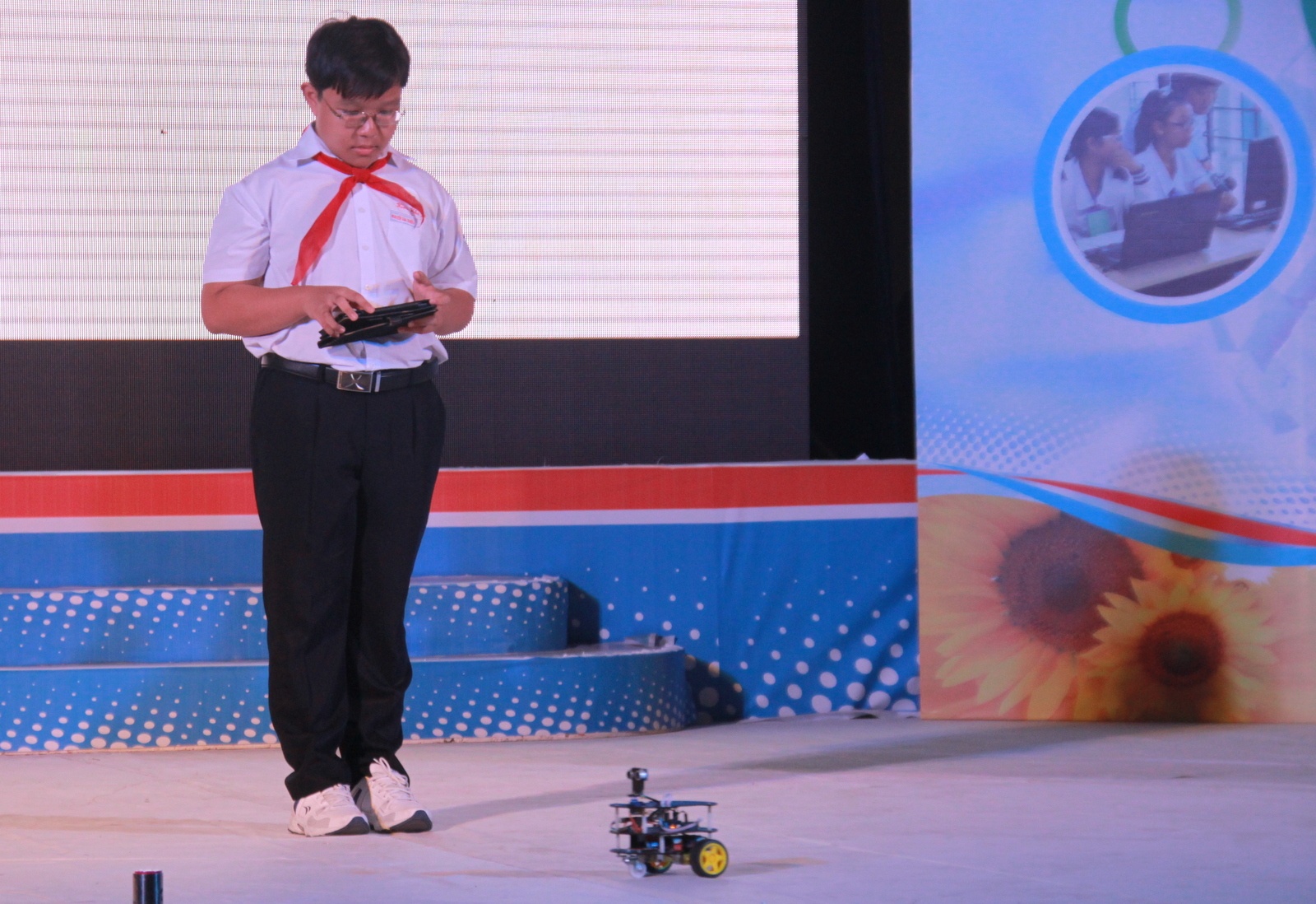 Học sinh Nguyễn Dương Kim hảo trình bày sản phẩm 