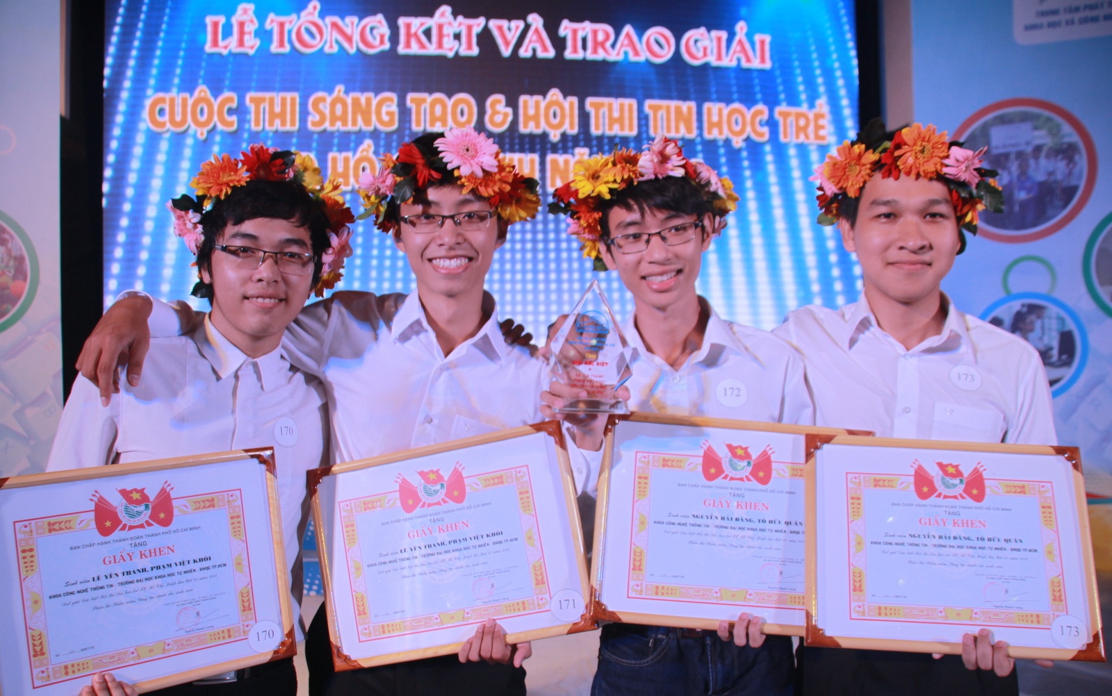 Sinh vien thiet ke he thong bao tang tuong tac thong minh hinh anh