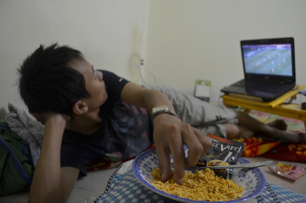 Mì tôm, cà phê thường là những món được các sinh viên dùng khi xem bóng đá ban đêm.
