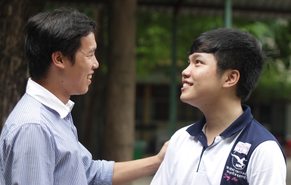 Duy An được nhiều thầy cô, bạn bè chia sẻ niềm vui đậu thủ khoa.