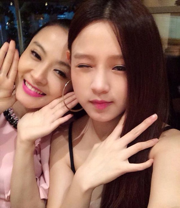 Hai chị em có nhiều nét mặt hot girl.