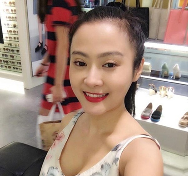 Chị Thúy Loan cũng có gương mặt hot girl không thua kém em gái và khá thân thiện.