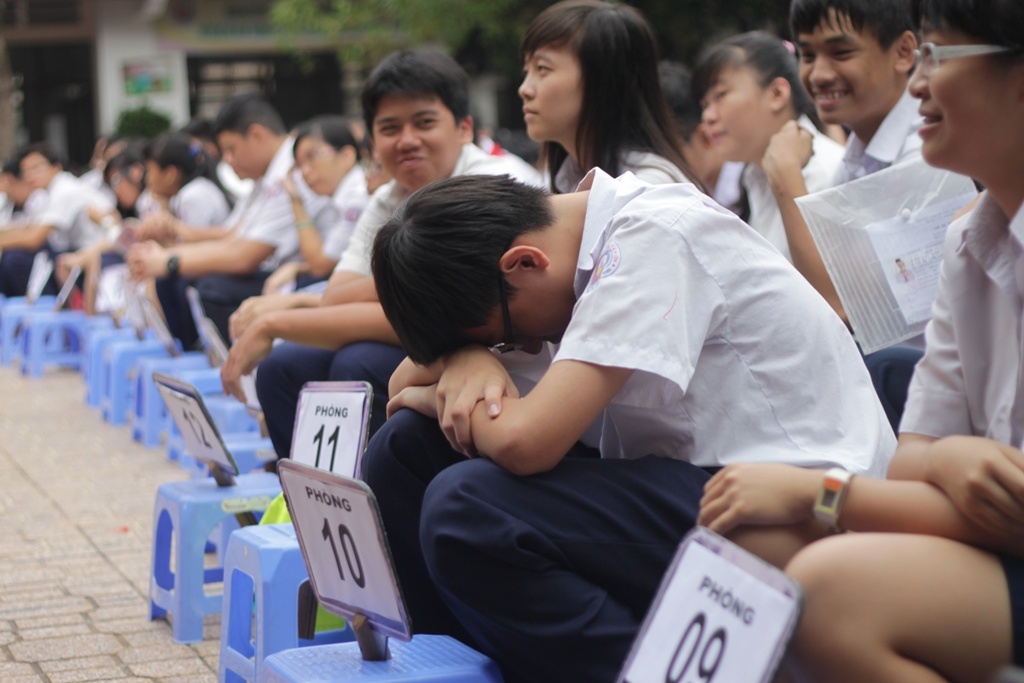 Học sinh tỏ ra mệt mỏi, hồi hộp trước giờ làm bài môn thi đầu tiên.