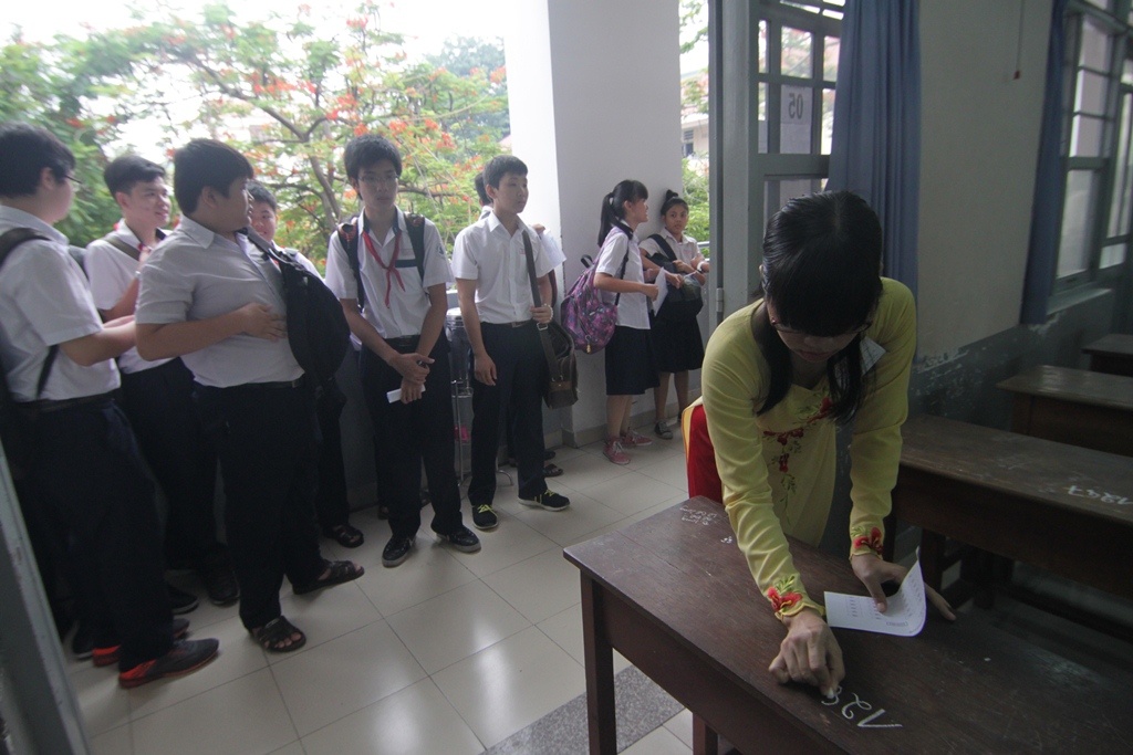 Thí sinh đứng chờ giám thị gọi tên vào phòng thi.