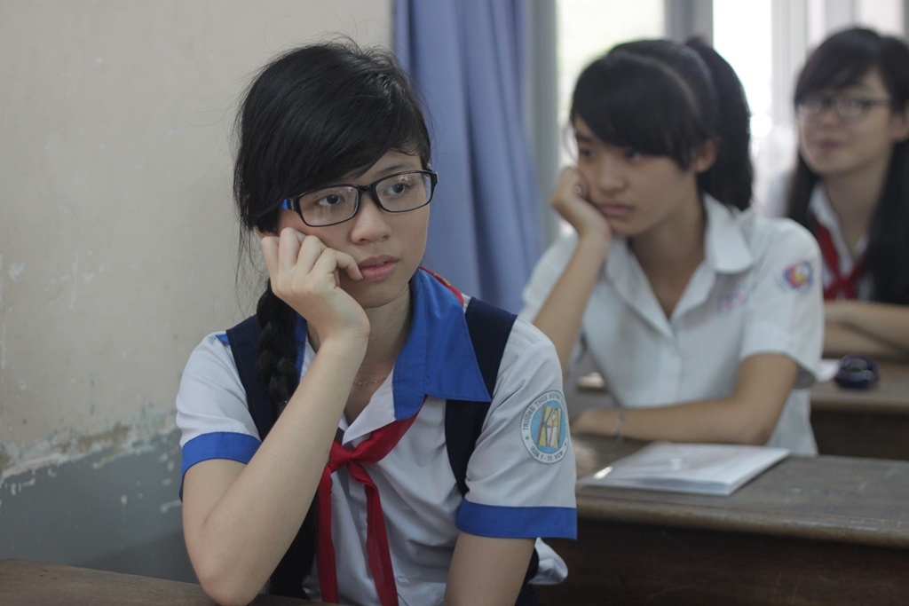 Hoc sinh TP.HCM lo lang truoc gio lam bai Van lop 10 hinh anh