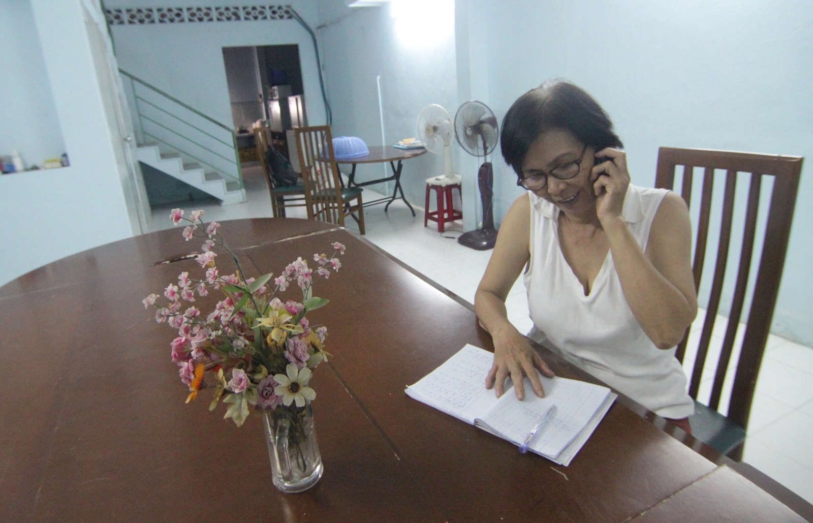 Cô Nguyễn Thị Huệ ghi chép thông tin thí sinh tại căn phòng mà cô sẽ cho các em ở.