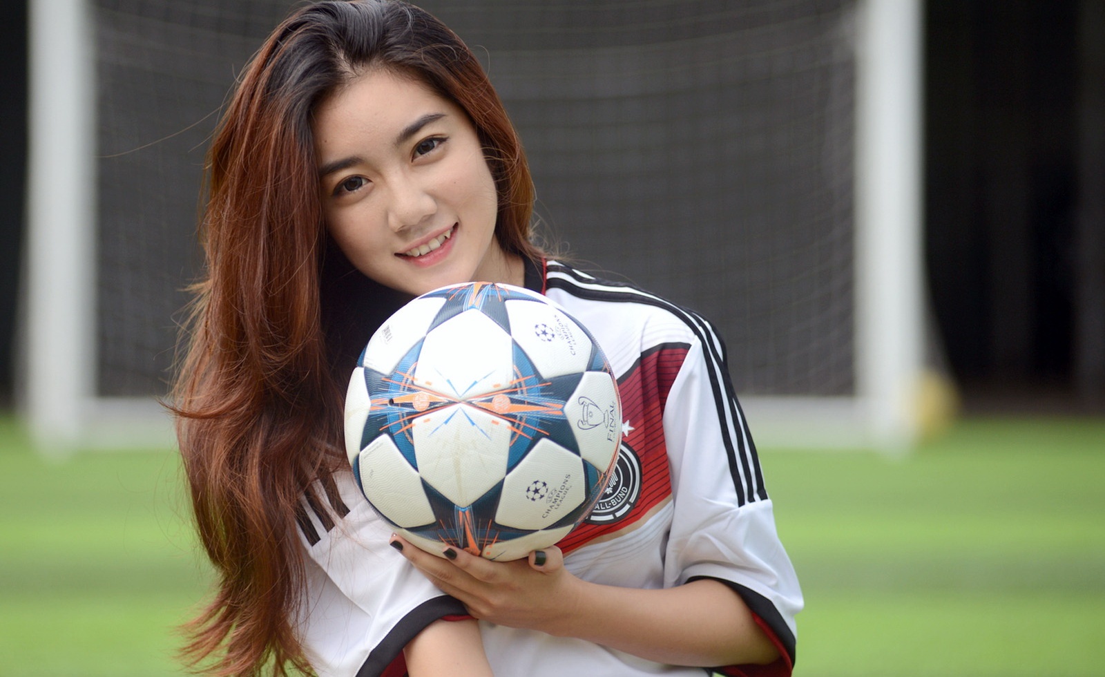 Nu sinh 9X tin Mueller se dua tuyen Duc vao chung ket hinh anh