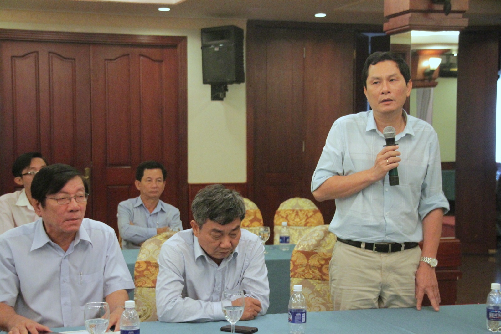 Ông Chu Văn Hòa (Cục trưởng Cục Xuất bản) trò chuyện với các thành viên, đơn vị tại buổi gặp mặt.