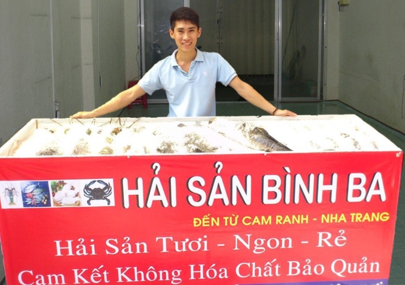 Phan Văn An với gian hàng bán hải sản của mình.