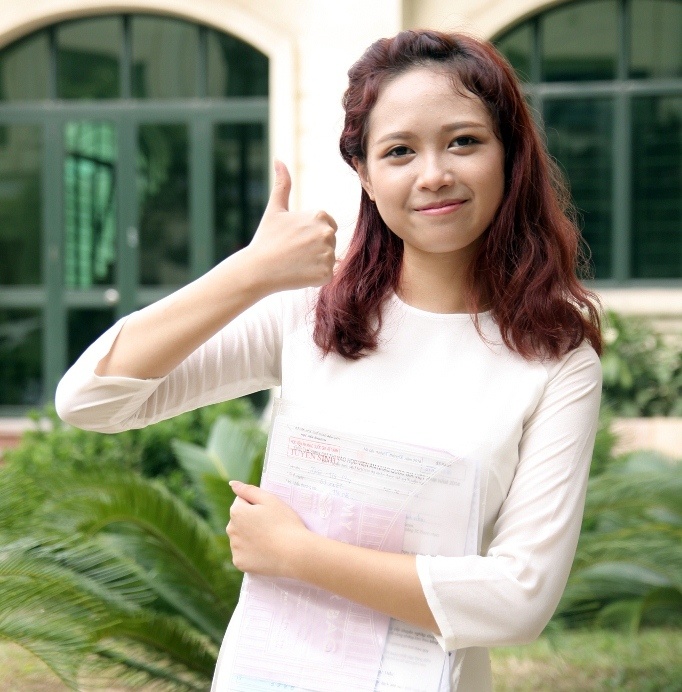 Mo Naive dien ao dai di thi vao hoc vien Am nhac hinh anh