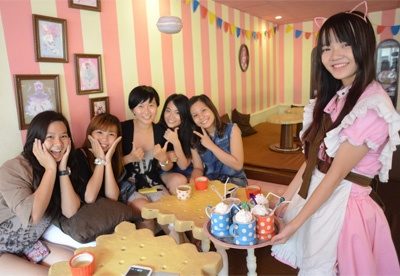 Gioi tre Sai Gon to mo di ca phe co nang hau phuc vu hinh anh